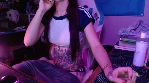 Snapshot of thighsnacks chatting on 12.04.24 snacks online show from 12.04.24