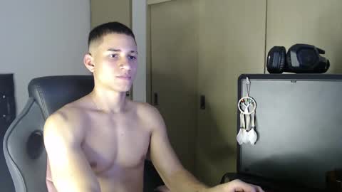 Snapshot of thin_tommy11 chatting on 12.31.24 thin_tommy11 online show from 12.31.24