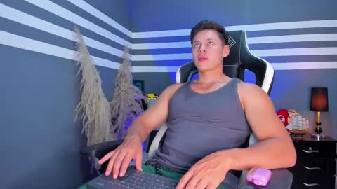 Snapshot of tiago_goez chatting on 03.05.25 santiago online show from 03.05.25