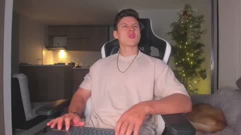 Snapshot of tiago_goez chatting on 11.21.25 santiago online show from 11.21.25