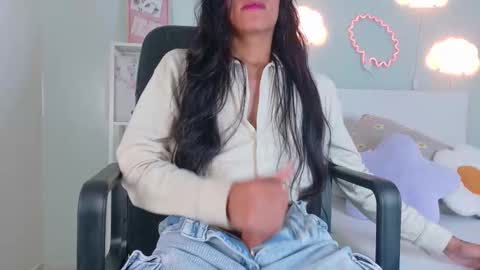 Snapshot of tiana_cinnamon chatting on 10.16.25 TIANA online show from 10.16.25