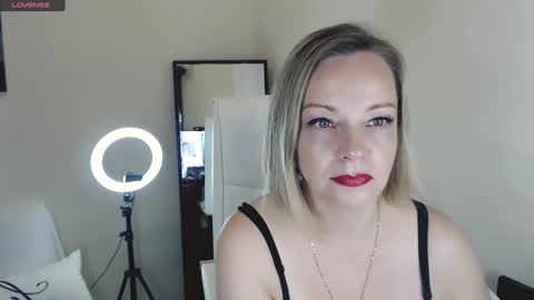 Snapshot of tilly_eliot chatting on 02.03.25 Tilly online show from 02.03.25