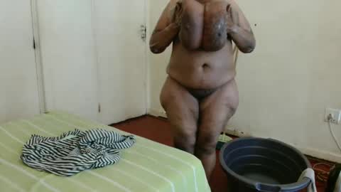 Snapshot of tinagiant chatting on 01.16.25 tinagiant online show from 01.16.25