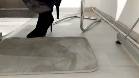 Snapshot of tired33 chatting on 01.12.25 Anna online show from 01.12.25