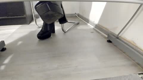 Snapshot of tired33 chatting on 11.09.25 Anna online show from 11.09.25