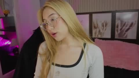 Snapshot of tokyoluu chatting on 09.17.25 tokyoluu online show from 09.17.25