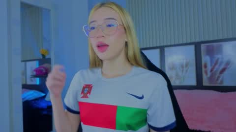 Snapshot of tokyoluu chatting on 09.23.25 tokyoluu online show from 09.23.25