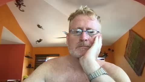 Snapshot of tomascausa chatting on 09.18.25 Hola online show from 09.18.25