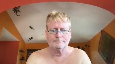 Snapshot of tomascausa chatting on 10.13.25 Hola online show from 10.13.25