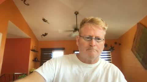 Snapshot of tomascausa chatting on 10.30.25 Hola online show from 10.30.25