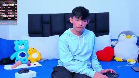 Snapshot of tonny_twink_ chatting on 03.08.25 Tonny online show from 03.08.25