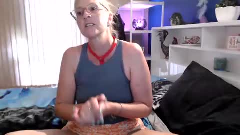 Snapshot of total_aussie_milfs chatting on 01.28.25 Milly online show from 01.28.25
