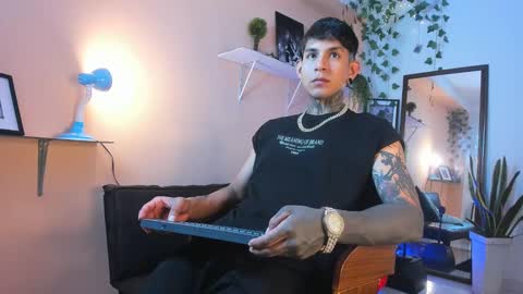 TRAV - INDEPENDENT MODEL online show from 01.27.25