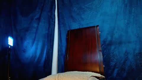 TRAV - INDEPENDENT MODEL online show from 01.30.25