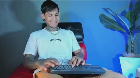 TRAV - INDEPENDENT MODEL online show from 02.23.25