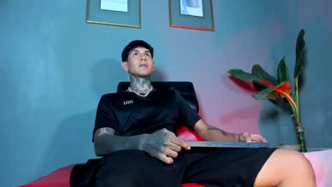 TRAV - INDEPENDENT MODEL online show from 03.01.25