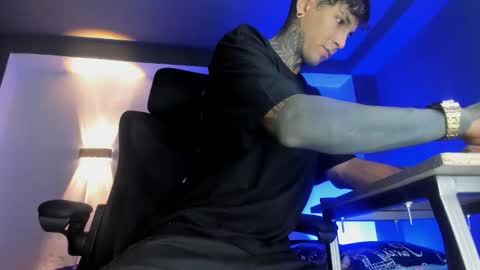 TRAV - INDEPENDENT MODEL online show from 11.19.25