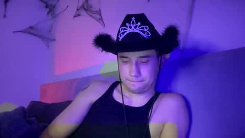 Snapshot of trendygay chatting on 11.16.25 trendygay online show from 11.16.25