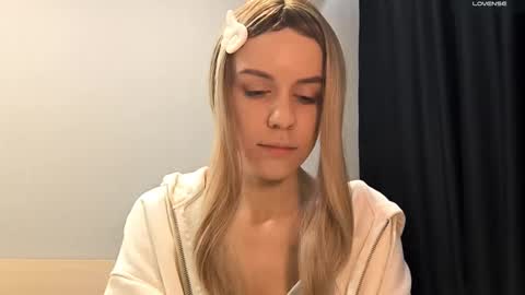 Snapshot of tressamarshbanks chatting on 10.15.25 Alice online show from 10.15.25