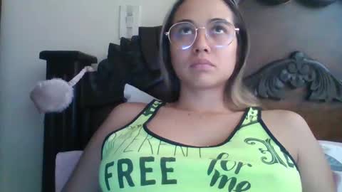 Snapshot of triana_bell chatting on 02.28.25 triana_bell online show from 02.28.25