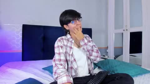 Snapshot of tsuki_maru chatting on 10.04.25 Maru online show from 10.04.25