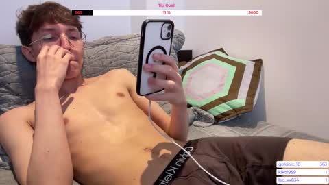 Snapshot of twinkie_19_004 chatting on 11.15.25 Santiago online show from 11.15.25