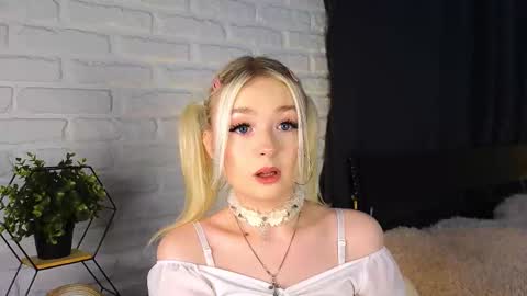 Snapshot of twinklefluff chatting on 10.01.25 twinklefluff online show from 10.01.25