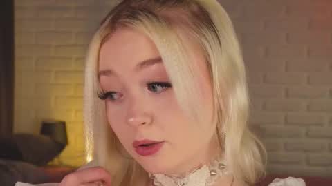 Snapshot of twinklefluff chatting on 10.17.25 twinklefluff online show from 10.17.25