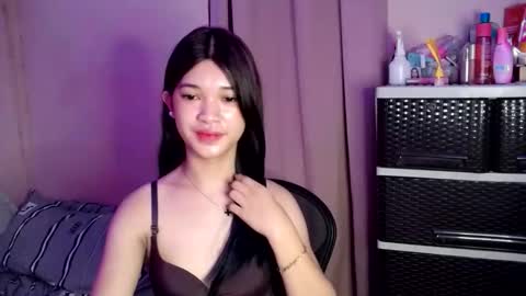 Snapshot of tyladine chatting on 10.06.25 tyladine online show from 10.06.25