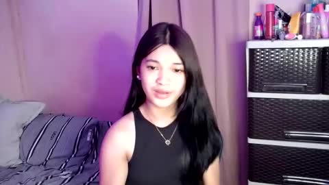 Snapshot of tyladine chatting on 10.08.25 tyladine online show from 10.08.25