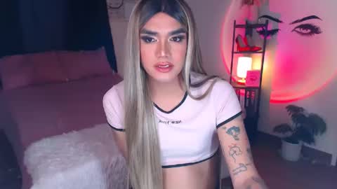 Snapshot of ultimatesexytrans chatting on 02.05.25 Alex online show from 02.05.25