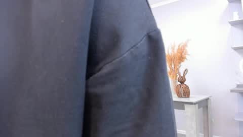 Snapshot of umbravelour chatting on 11.29.25 Kira online show from 11.29.25