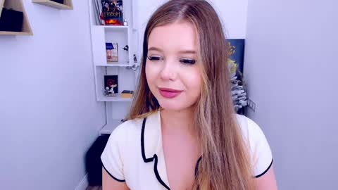Snapshot of unforgettablalice chatting on 01.08.25 Alice online show from 01.08.25