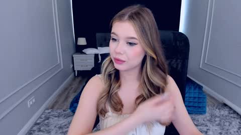 Snapshot of unforgettablalice chatting on 01.28.25 Alice online show from 01.28.25
