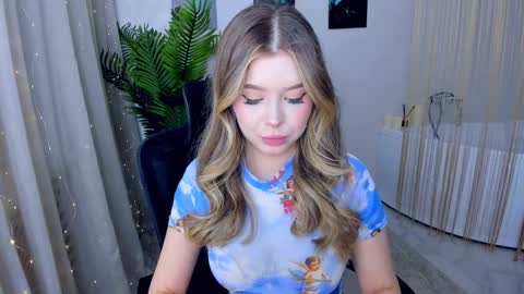 Snapshot of unforgettablalice chatting on 02.02.25 Alice online show from 02.02.25
