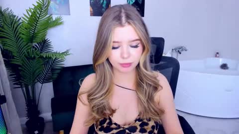 Snapshot of unforgettablalice chatting on 02.11.25 Alice online show from 02.11.25