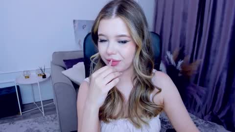 Snapshot of unforgettablalice chatting on 02.19.25 Alice online show from 02.19.25