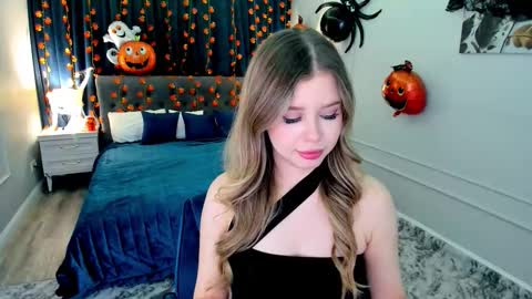 Snapshot of unforgettablalice chatting on 10.09.25 Alice online show from 10.09.25