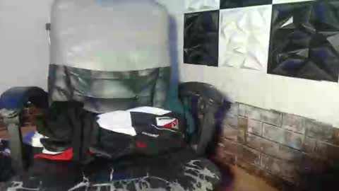 Snapshot of ur_chrizzy_fav chatting on 10.18.25 chrizzy online show from 10.18.25