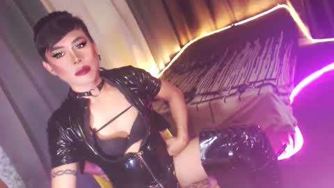 Snapshot of ur_dominatrix chatting on 12.04.25 MISS ANNA online show from 12.04.25