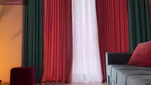 Snapshot of urgoddessjenny chatting on 09.11.25 Jenny online show from 09.11.25