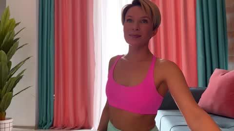 Snapshot of urgoddessjenny chatting on 11.06.25 Jenny online show from 11.06.25