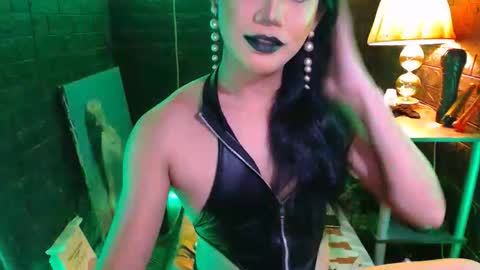 Snapshot of urhardcockqueenxxx chatting on 10.13.25 queen norelle online show from 10.13.25
