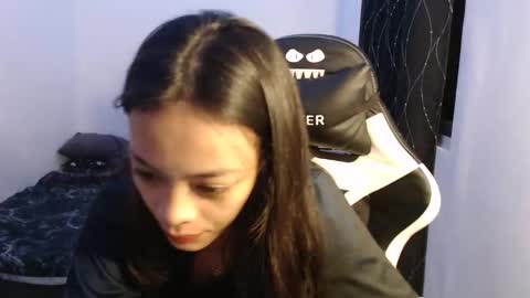 Snapshot of urlovely_yang03 chatting on 11.21.25 juliana online show from 11.21.25