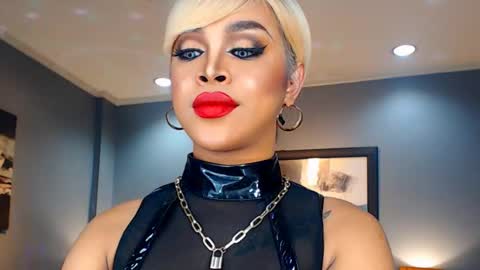 Snapshot of urmajestytyra chatting on 01.05.25 UrMajestyTyra online show from 01.05.25