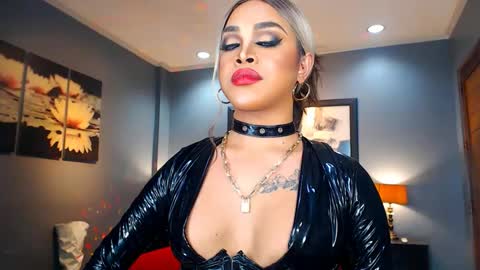 Snapshot of urmajestytyra chatting on 01.10.25 UrMajestyTyra online show from 01.10.25