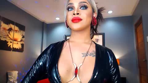 Snapshot of urmajestytyra chatting on 01.11.25 UrMajestyTyra online show from 01.11.25