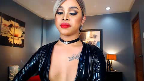 Snapshot of urmajestytyra chatting on 01.12.25 UrMajestyTyra online show from 01.12.25
