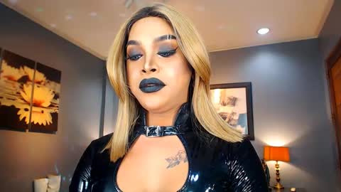 Snapshot of urmajestytyra chatting on 02.11.25 UrMajestyTyra online show from 02.11.25
