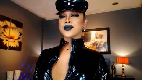 Snapshot of urmajestytyra chatting on 09.30.25 UrMajestyTyra online show from 09.30.25